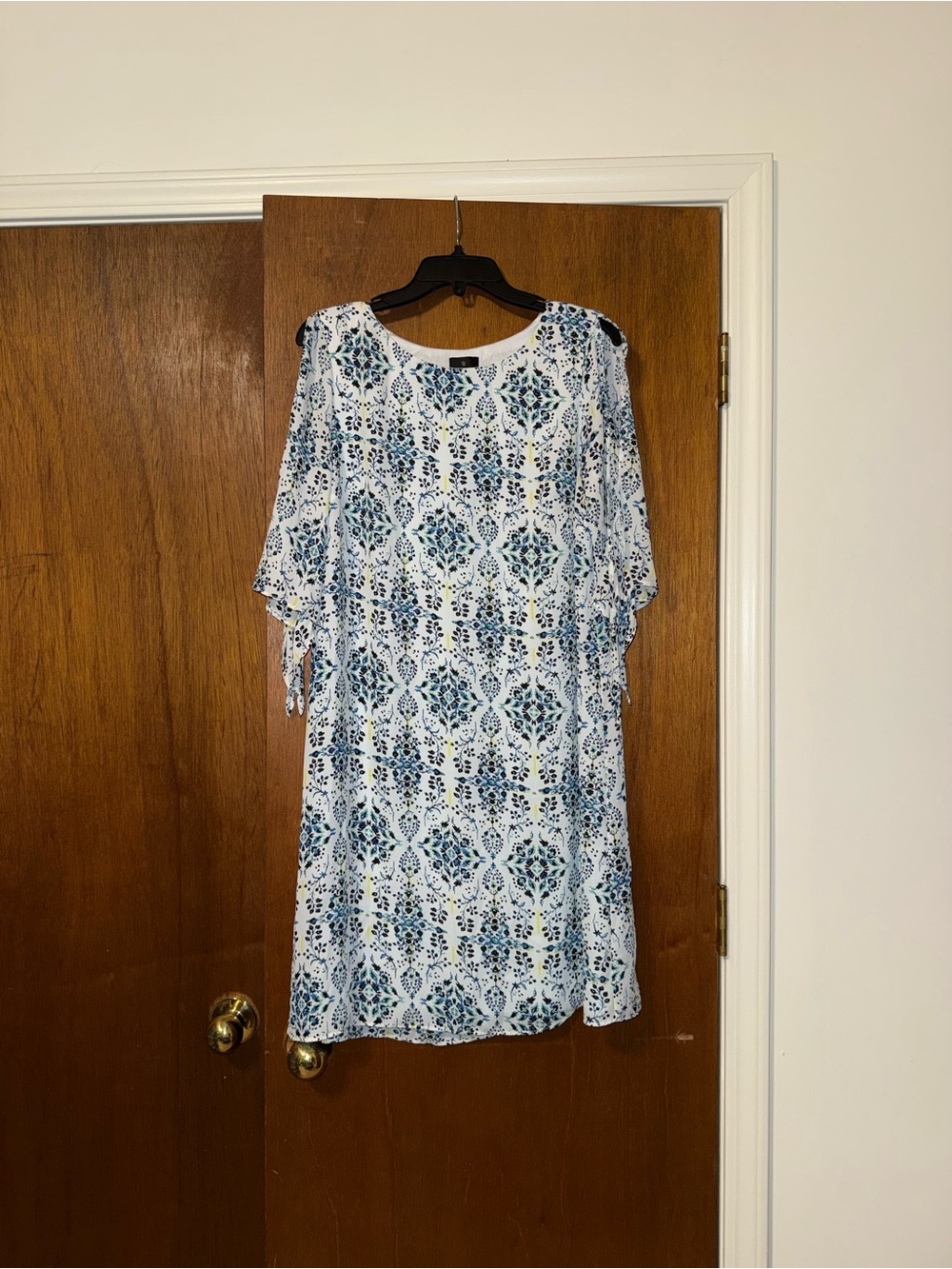🐠 Worthington white Blue and Black Floral dress